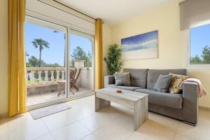 a living room with a couch and a table at Brisa I Apartment in Montroig