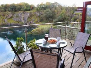 Ein Tisch und Stühle auf einer Terrasse mit Blick auf das Wasser in der Unterkunft Boavista in Carnforth