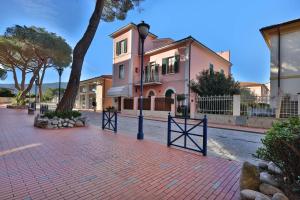 a house on a brick street with a light pole at Residenza Colombi Goelba in Marina di Campo