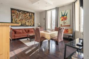 a living room with a table and chairs and a couch at Le Princess - Face Nausicaa in Boulogne-sur-Mer