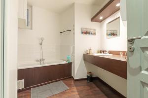a bathroom with a bath tub and a sink at Le Princess - Face Nausicaa in Boulogne-sur-Mer +10 photos