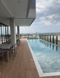 a swimming pool on the roof of a building at Elegante, sofisticado, acogedor, moderno, turismo in Ciudad del Este