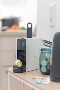 a microwave sitting on a counter in a kitchen at City Green Appartement in Bad Lippspringe