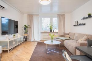 a living room with a couch and a table at City Green Appartement in Bad Lippspringe