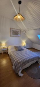 a bedroom with a bed with a blue blanket and a lamp at Maison cosy 4-6 pers avec terrasse Lac & hyper centre à pied 300 m Linge inclus in Gérardmer