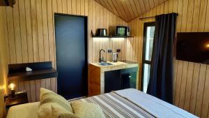 a bedroom with a bed and a sink in a room at Refugios de Rio Ilo in Concepción del Uruguay