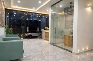 eine Lobby mit einer Glastür, in der ein Auto steht in der Unterkunft Hotel La Opera in Gwalior