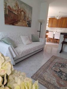 a living room with a couch and a rug at TRAGHETTO VECCHIO HOUSE in Cavallino-Treporti +31 photos