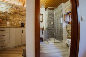 a bathroom with a shower and a toilet at Refúgios da Natureza in Entre-os-Rios +50 photos