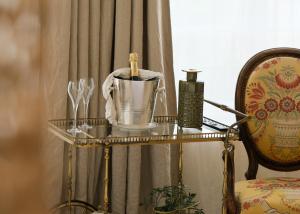 a glass table with a blender on top of it at L'Abbaye Hôtel in La Colle-sur-Loup