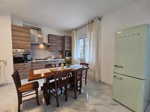 eine Küche mit Tisch, Stühlen und Kühlschrank in der Unterkunft Da Ion in Marghera