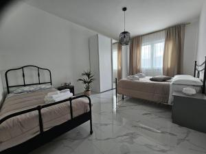 Zwei Betten in einem weißen Zimmer mit Marmorboden in der Unterkunft Da Ion in Marghera