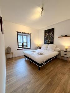 a bedroom with a large bed in a room at Le Thylleul - Centre-ville, parking in Albertville