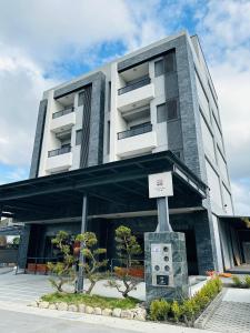 a building with a sign in front of it at 穗眠民宿SnoozeInn in Chishang