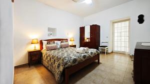 a bedroom with a bed and two lamps in it at A Casa dos Avós in Pêra