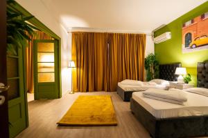 a hotel room with two beds and a window at Pit Stop Centrum in Ploieşti