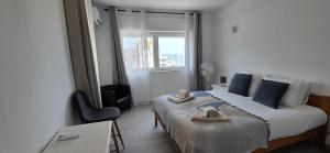 a hotel room with a bed and a window at Apartamento Cristino in Luz