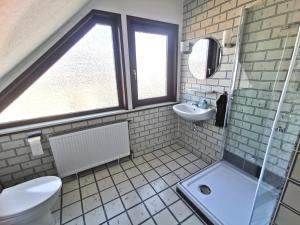 a bathroom with a toilet and a sink at Charmante Ferienwohnung mit sonniger Loggia in Celle