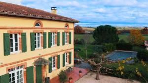 an aerial view of a house with green shutters at Chambre Terracotta privée et accès jacuzzi - sauna in Lézat-sur-Lèze