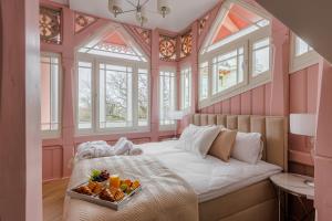 a bedroom with a bed with a tray of food on it at Bałtyk Residence Międzyzdroje, BASEN, SAUNA Apartamenty 2,3,4 os z jacuzzi in Międzyzdroje +209 photos