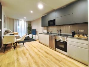 a kitchen with a table and a dining room at Apt 1 hab Catedral III, Parking, Centro Valladolid in Valladolid +11 photos