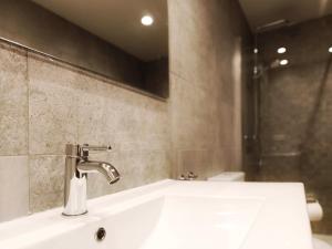 a bathroom with a sink and a shower at Apt 2 hab Catedral II, Terraza, Parking, Centro in Valladolid +16 photos