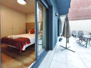 a bedroom with a bed and a sliding glass door at Apt 2 hab Catedral II, Terraza, Parking, Centro in Valladolid