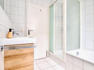 a bathroom with a sink and a mirror at Altstadt Apartment für 6 Personen mit Stellplatz in Memmingen