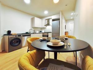 a kitchen with a table and chairs in a room at Apt 1 hab Catedral I, Centro Histórico in Valladolid