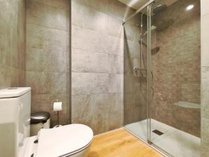 a bathroom with a toilet and a glass shower at Apt 1 hab Catedral I, Centro Histórico in Valladolid