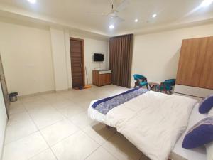a bedroom with a bed and a table and chairs at HOTEL Prithvi Ratan in Utrāhtia