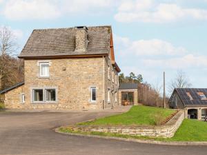 ein altes Steinhaus am Straßenrand in der Unterkunft Villa Les Charmes Premium villa for 20 guests in Habiemont