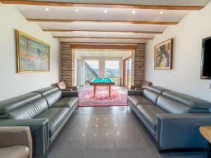 ein Wohnzimmer mit Sofas und einem Tisch in der Unterkunft Villa Les Charmes Premium villa for 20 guests in Habiemont + 32 Fotos