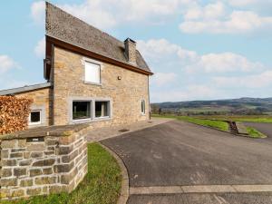 ein altes Steinhaus mit einer Auffahrt in der Unterkunft Villa Les Charmes Premium villa for 20 guests in Habiemont