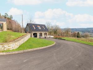 ein Haus auf einem Hügel mit einer gewundenen Straße in der Unterkunft Villa Les Charmes Premium villa for 20 guests in Habiemont