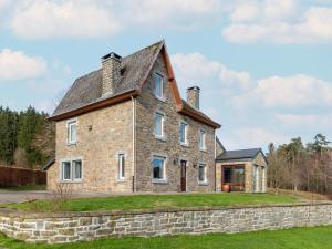 ein altes Backsteinhaus mit einer Steinmauer in der Unterkunft Villa Les Charmes Premium villa for 20 guests in Habiemont