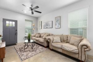 a living room with two couches and a ceiling fan at NEW Temple 12 BD Contractor & Group Friendly in Temple