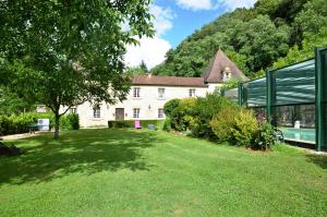 an exterior view of a house with a large yard at Le Logis du Port in Domme