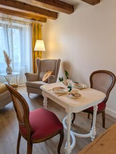 a living room with a table and chairs at Maison Mycélia in Buhl +47 photos