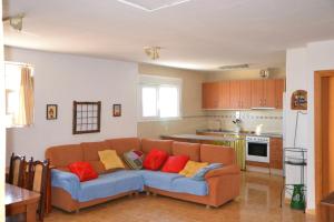 sala de estar con sofá y almohadas rojas y amarillas en Casa Rural Singra, en Singra