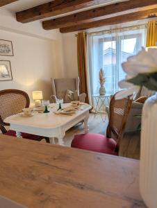 a living room with a table and chairs at Maison Mycélia in Buhl