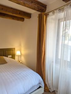 a bedroom with a bed and a window at Maison Mycélia in Buhl