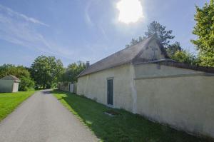 an old building sitting on the side of a road at Le paradis des ecureuils in Saint-Thibault