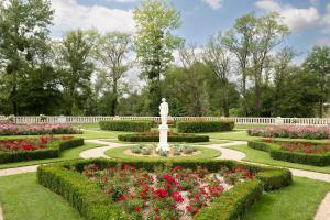 a formal garden with a statue in the middle at Château Optical Center in Nieuil +69 photos