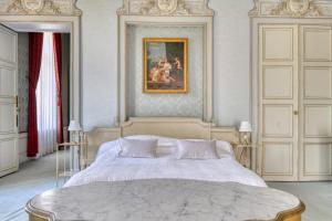 a bedroom with a bed and a painting on the wall at Château Optical Center in Nieuil