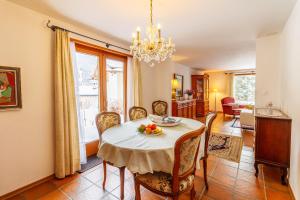 a dining room with a table and chairs at Ferienhaus Grundschera Engadin in Brail