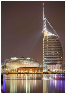 a large building at night with a large building at Am Neuen Hafen in Bremerhaven