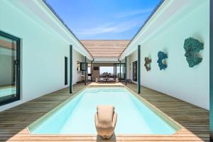 an indoor pool with a chair in a house at Villa View in Stompneusbaai