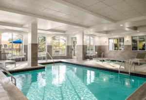 a swimming pool in a hotel room with a swimming pool at Hilton Garden Inn Jackson-Madison in Madison