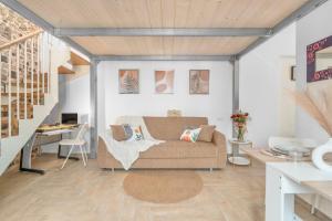 a living room with a couch and a table at New Apartment Piombino wifi parking in Piombino